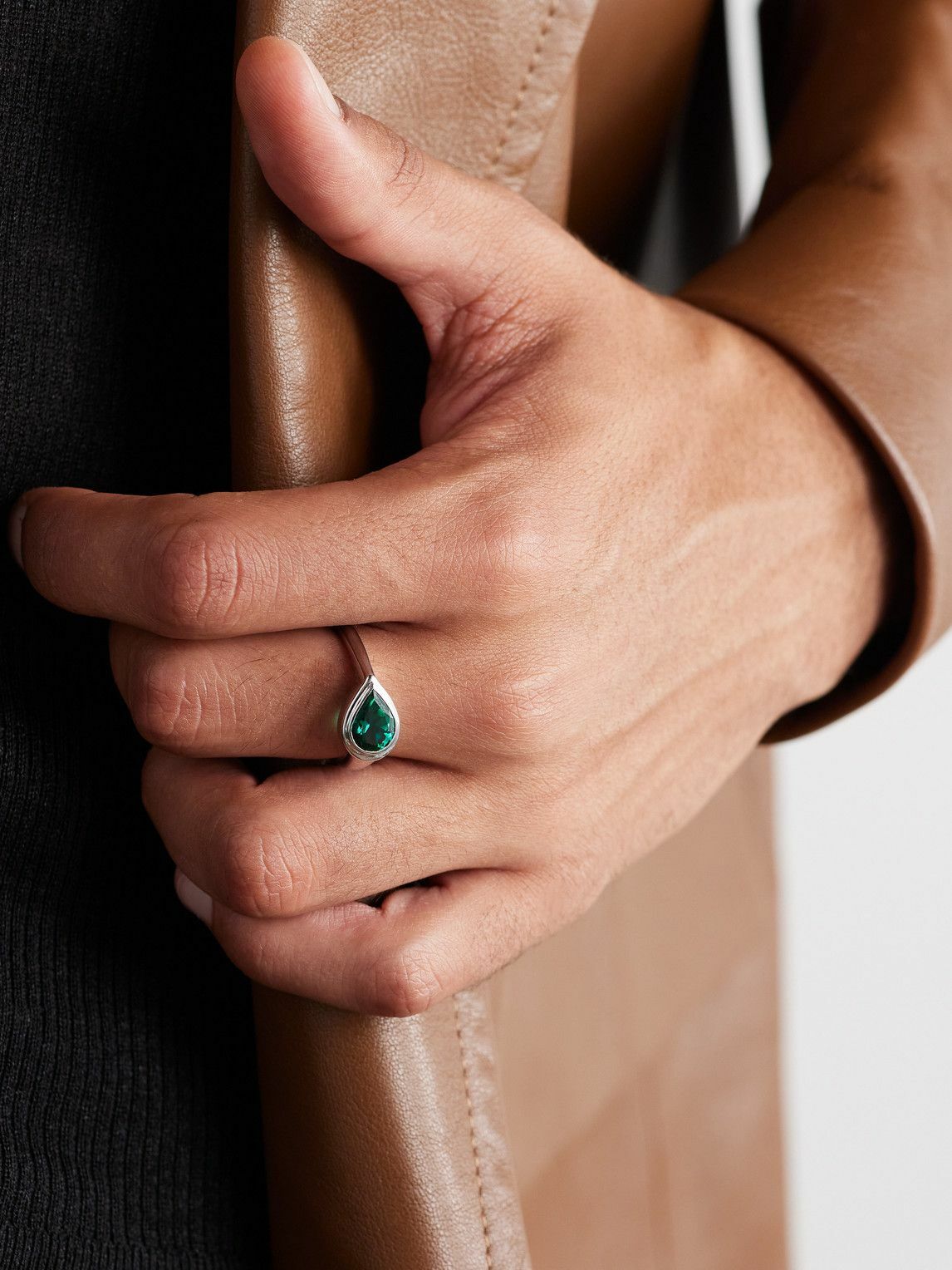 42 Suns - 14-Karat White Gold Laboratory-Grown Emerald Signet Ring - Green