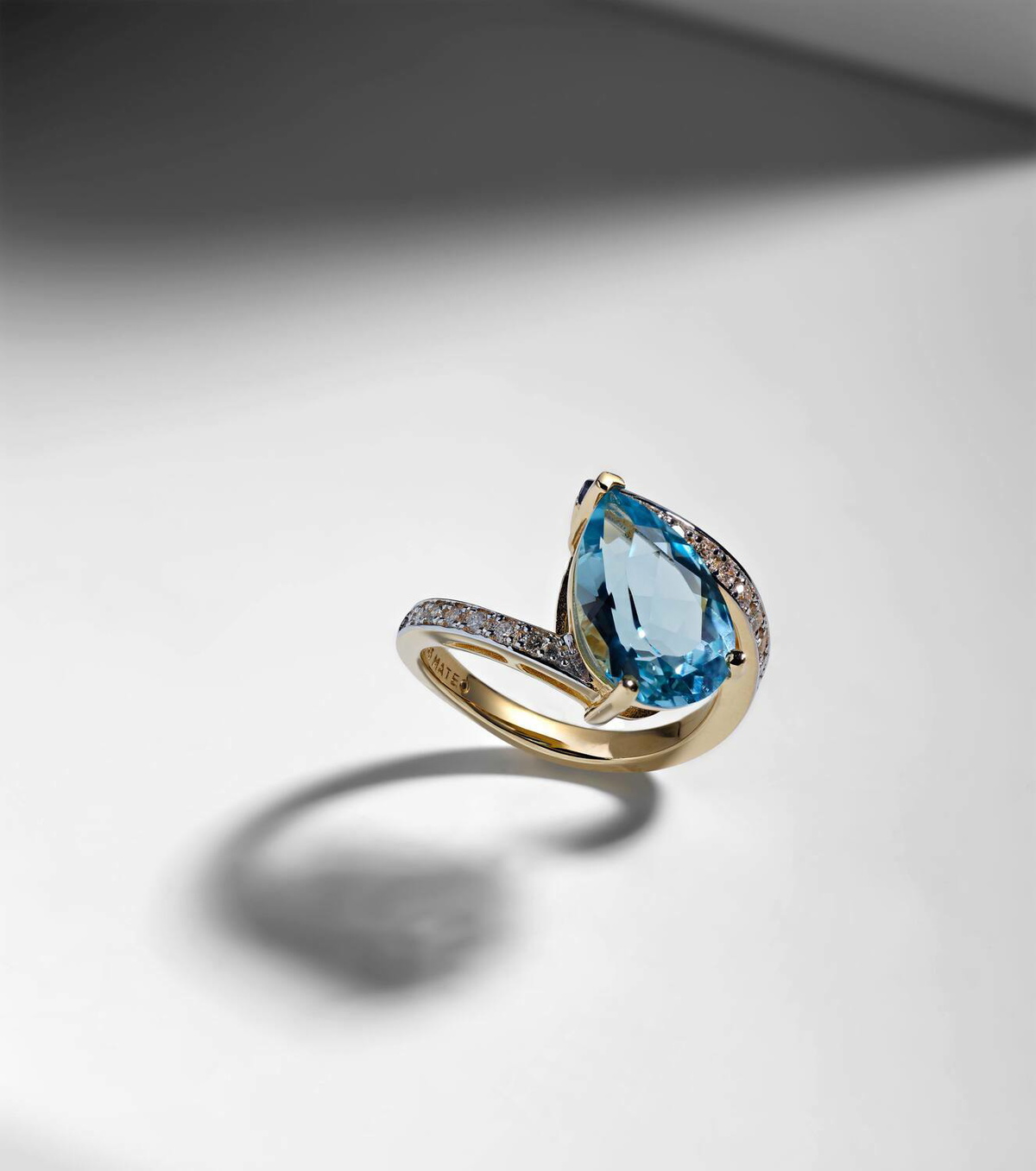 Mateo Slanted 14kt gold ring with topaz