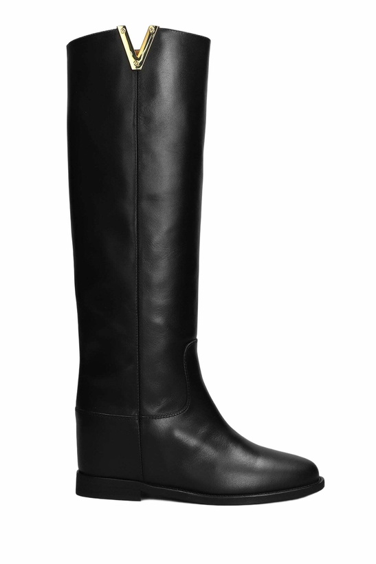 Photo: Via Roma 15 In Black Leather