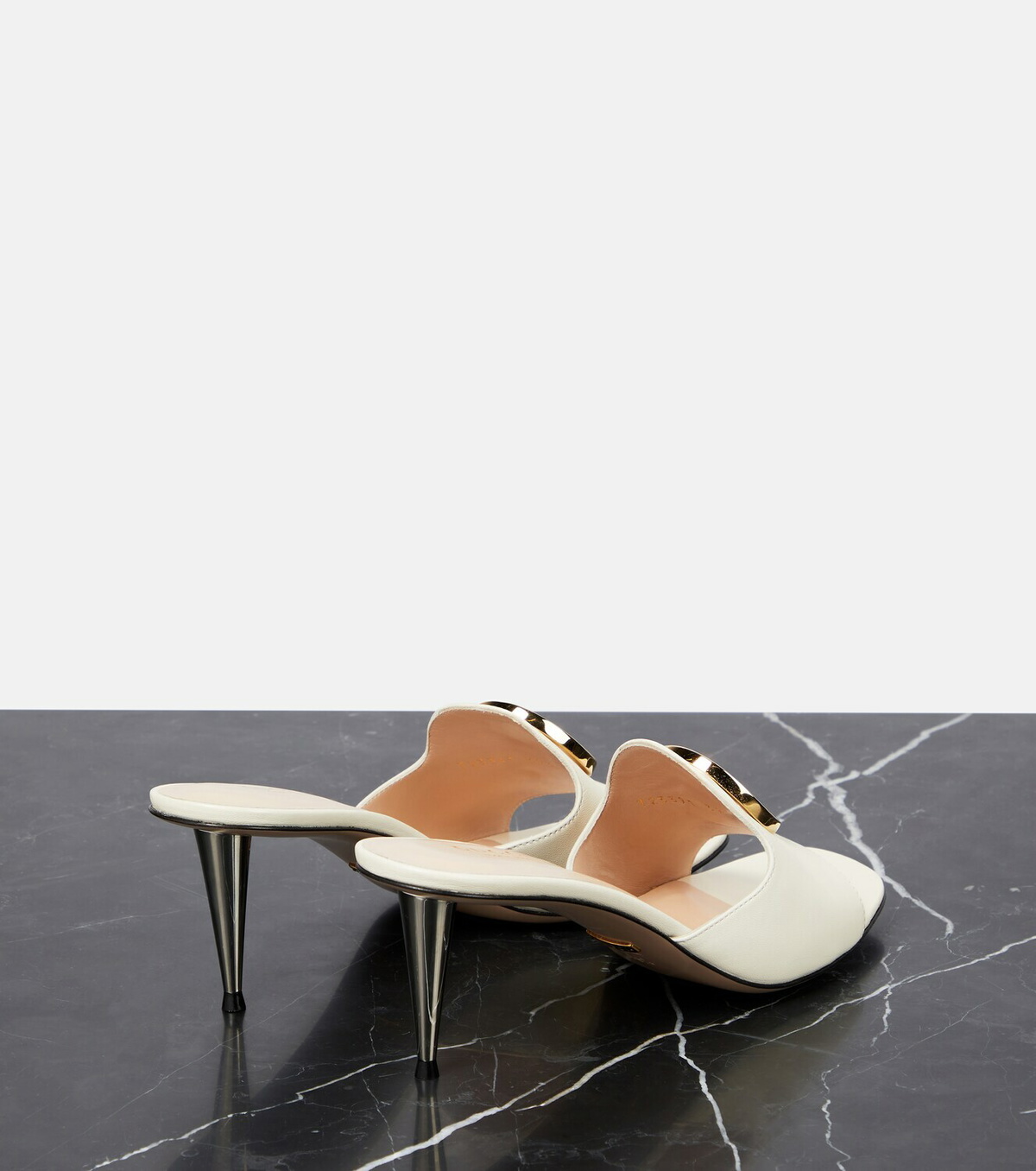 【GUCCI 】Nojum Blondie llic Leather Mule SandalsPLATINO Gucci Nojum python sandals for Women - Metallic in UAE