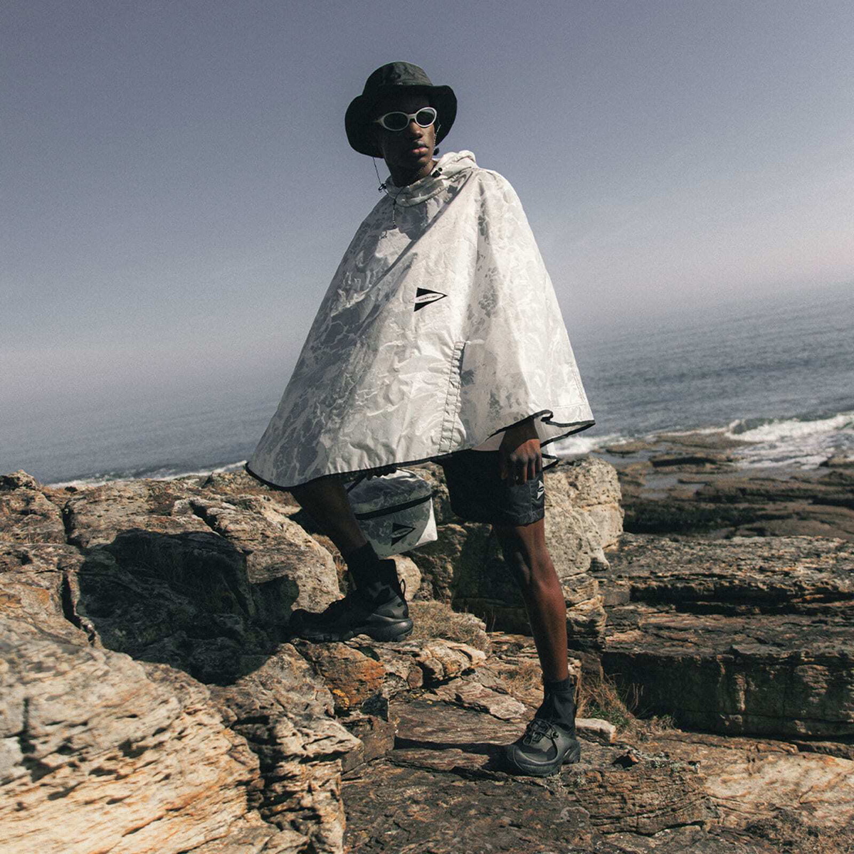 END. x and wander 3L Print Poncho in L.Grey 