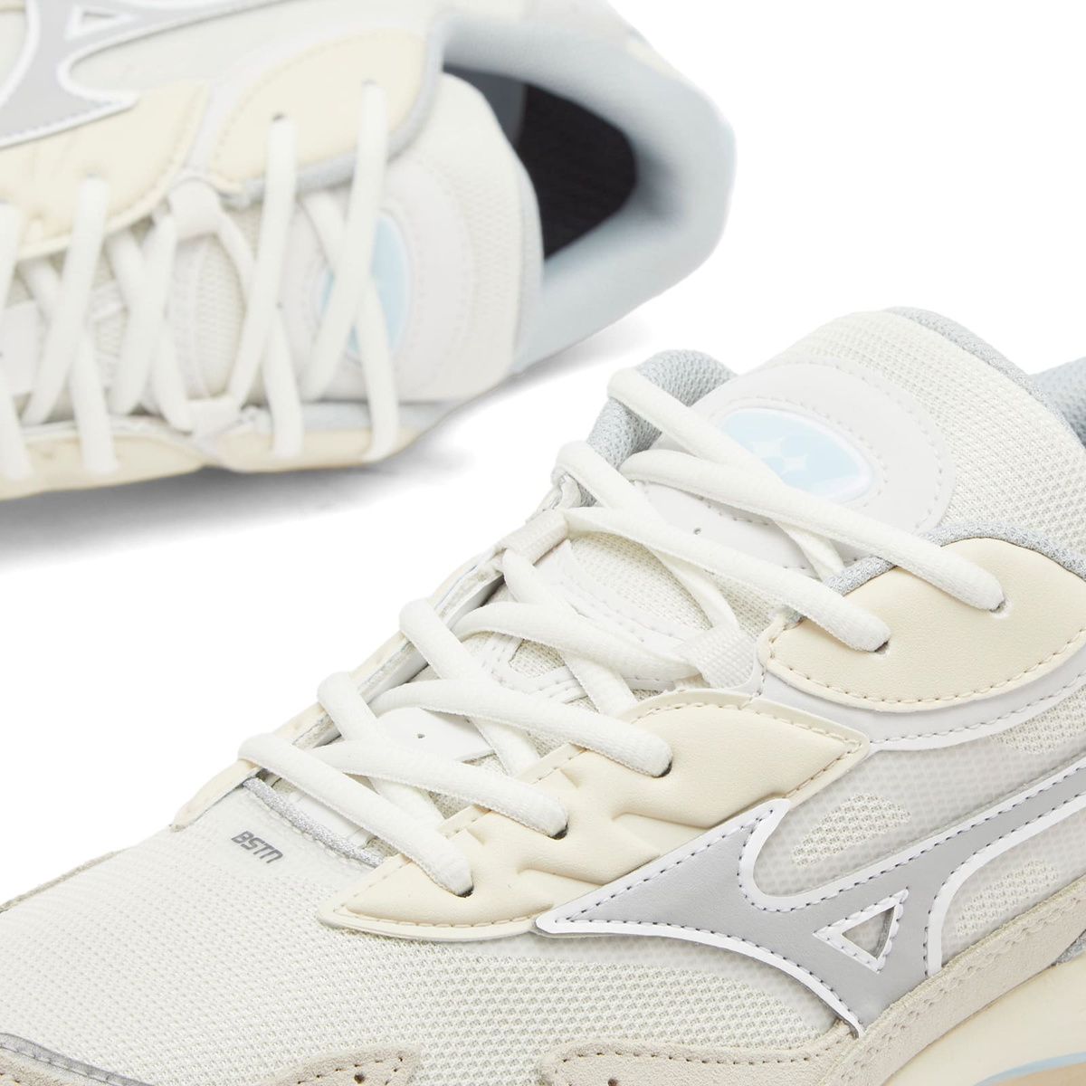 Mizuno x BSTN Wave Rider WAVE RIDER β Gore-tex Sneaker in Snow White/Summer Sand/Harbor Mist