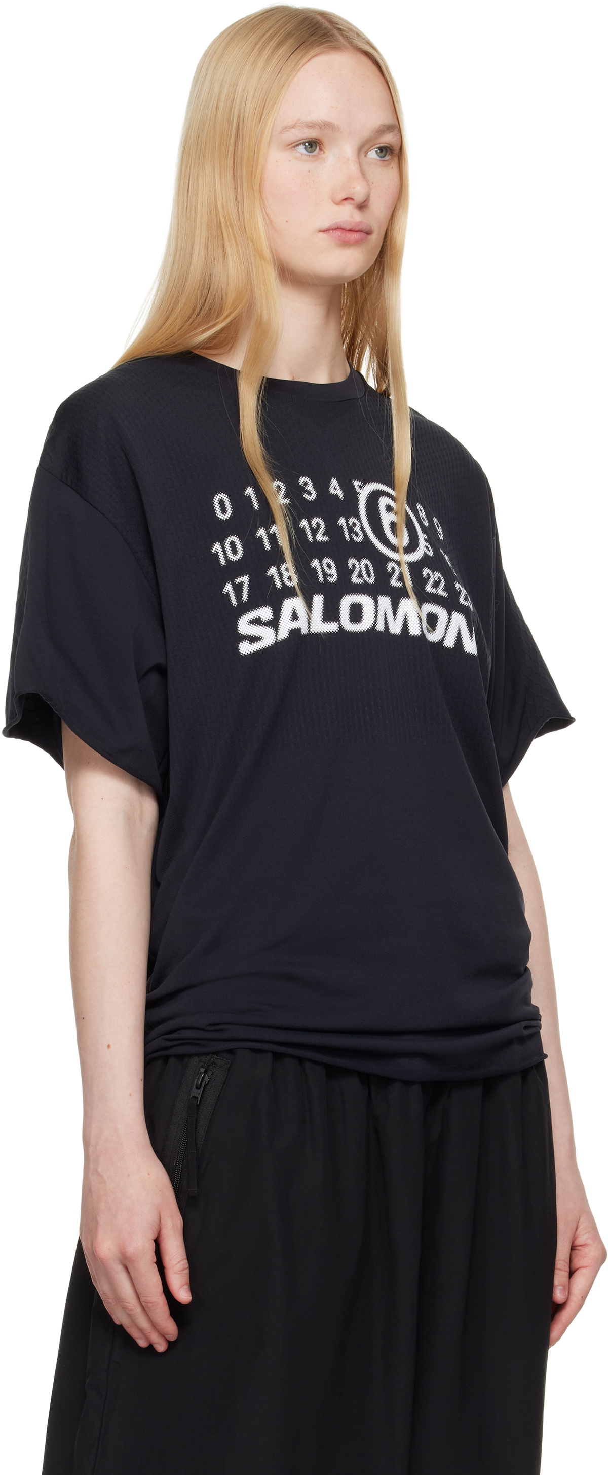 MM6 Maison Margiela × SALOMON ナンバリングロゴTシャツ Shop MM6 Maison Margiela - MM6 Maison Margiela x Salomon