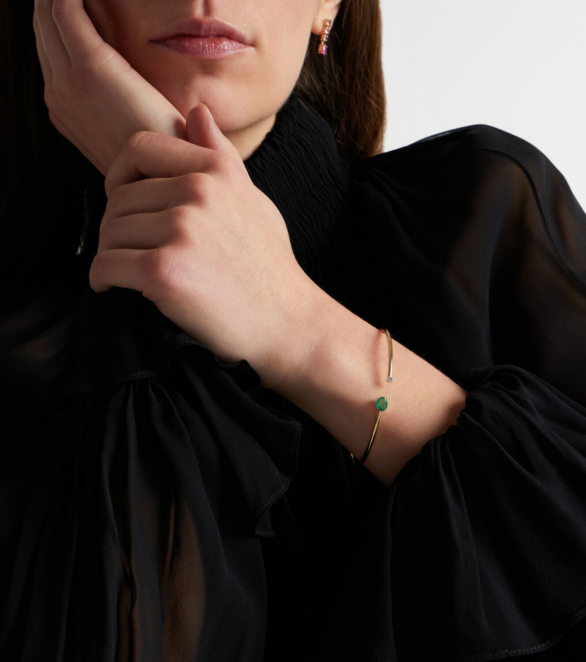 Stone and Strand 14kt gold (585/1000) cuff bracelet with emeralds and diamonds