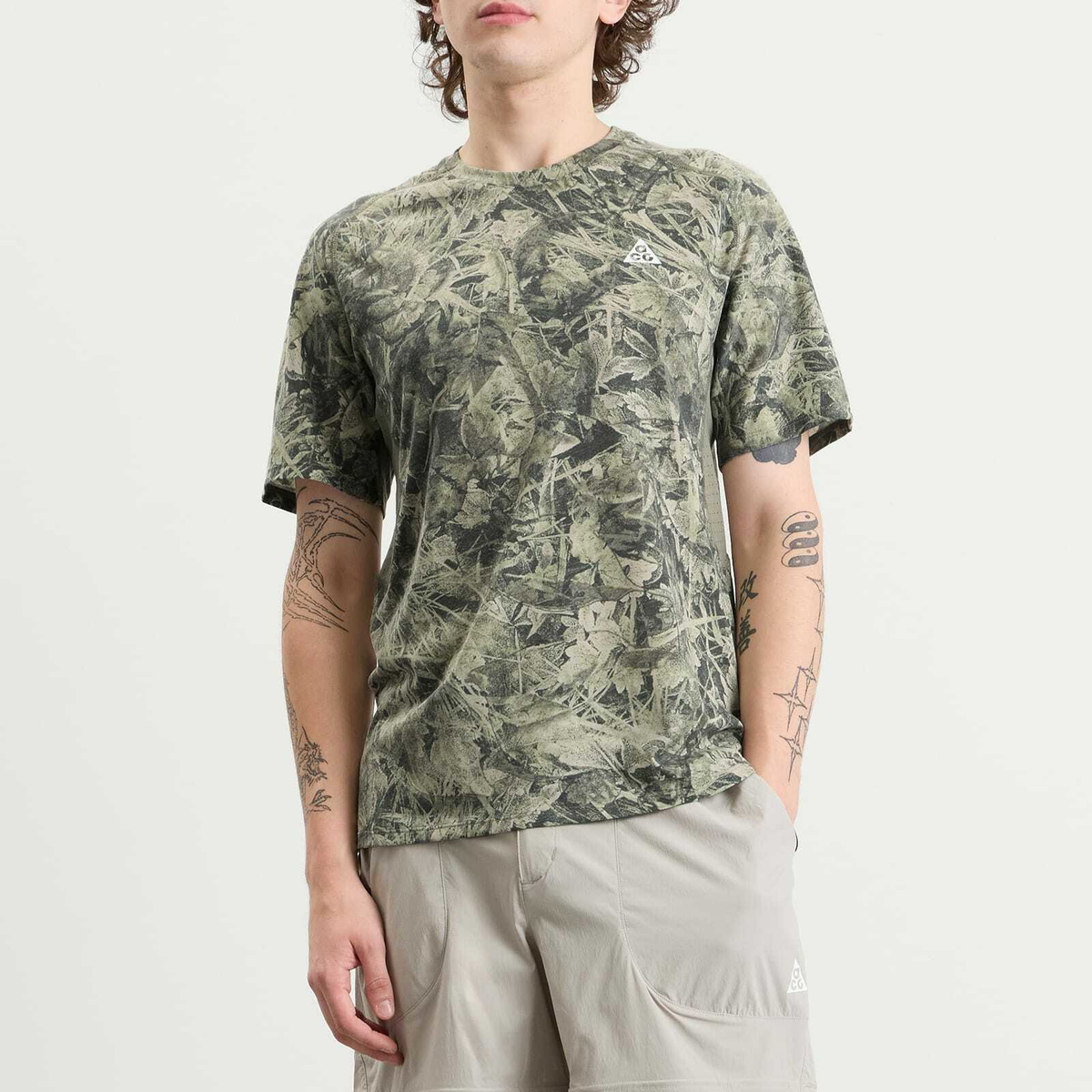 Nike Men's ACG Solar Chase Camo Top in Sequoia. Light Army/Summit White