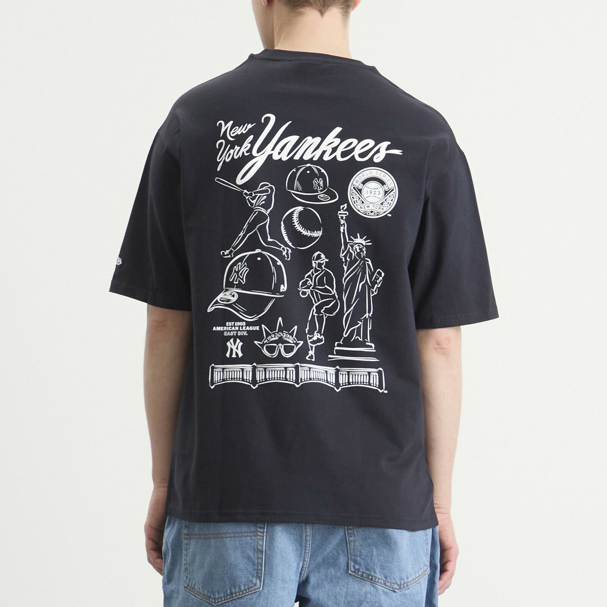 New Era Men's MLB Yankies Graphic T-Shirt in Navy