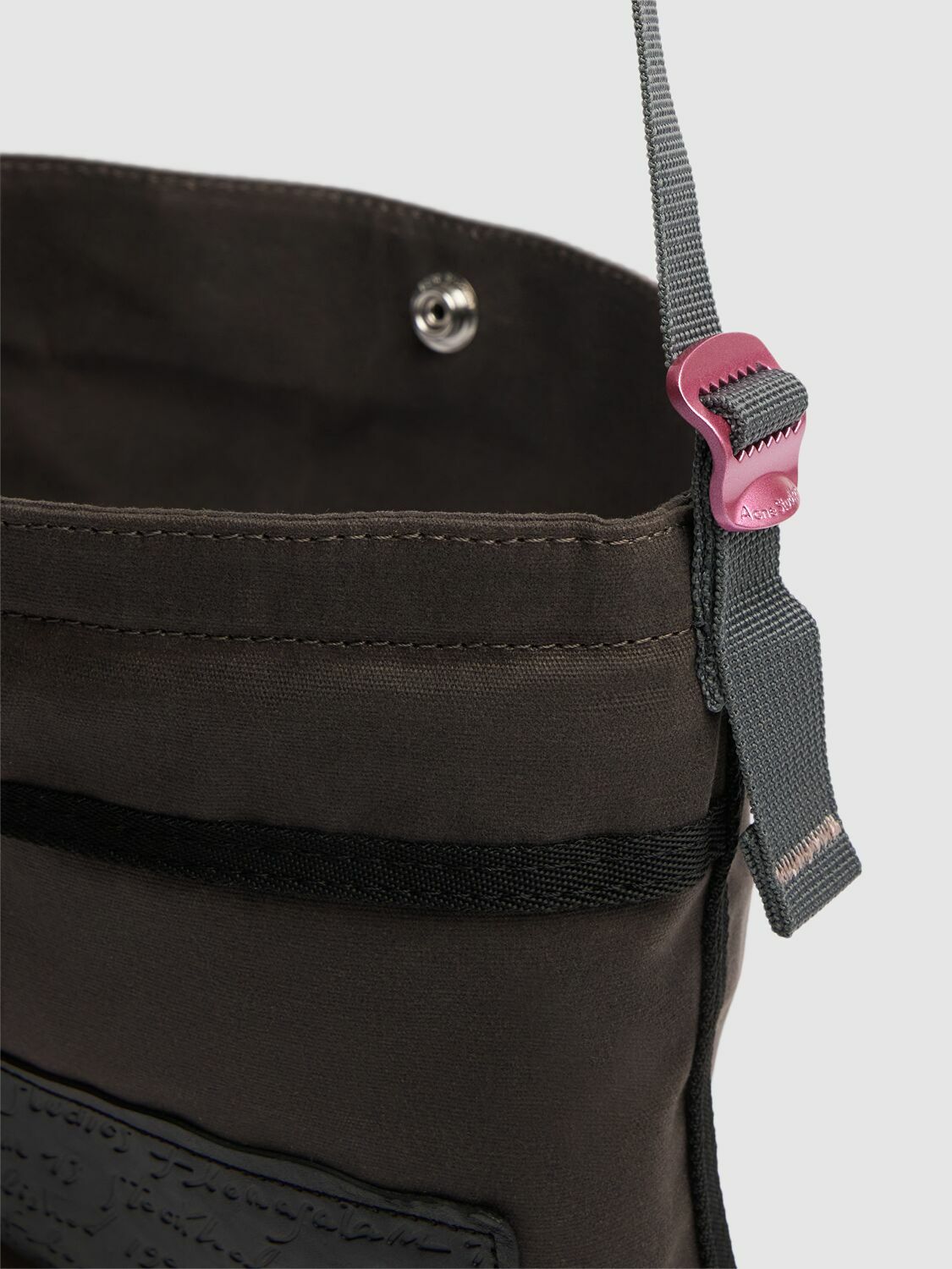 【ACNE STUDIOS】Andemer Wax クロスボディバッグ ACNE STUDIOS Andemer Waxed Crossbody Bag Acne Studios