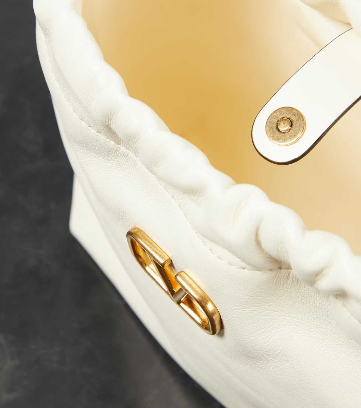 ショルダーバッグ・ポシェット Valentino Garavani Ivory Leather Vlogo Signature Bucket Bag Mini Bucket Bag In Nappa With Vlogo Signature Chain for