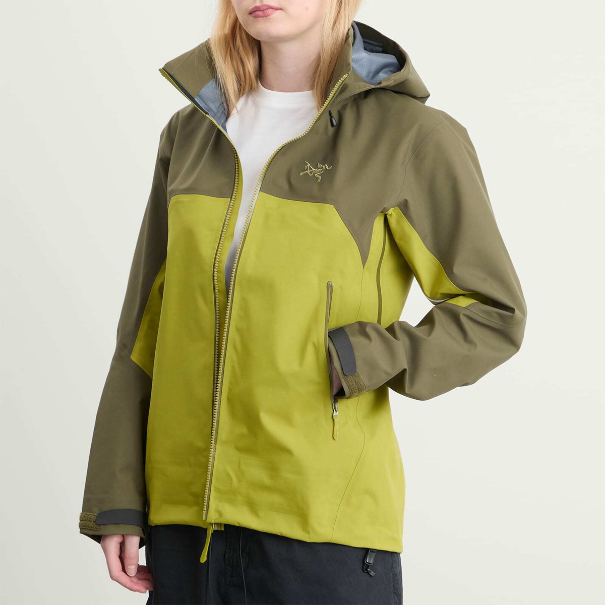 Arc'teryx Women's Beta AR Jacket in Tatsu/Olive Moss Arc'teryx