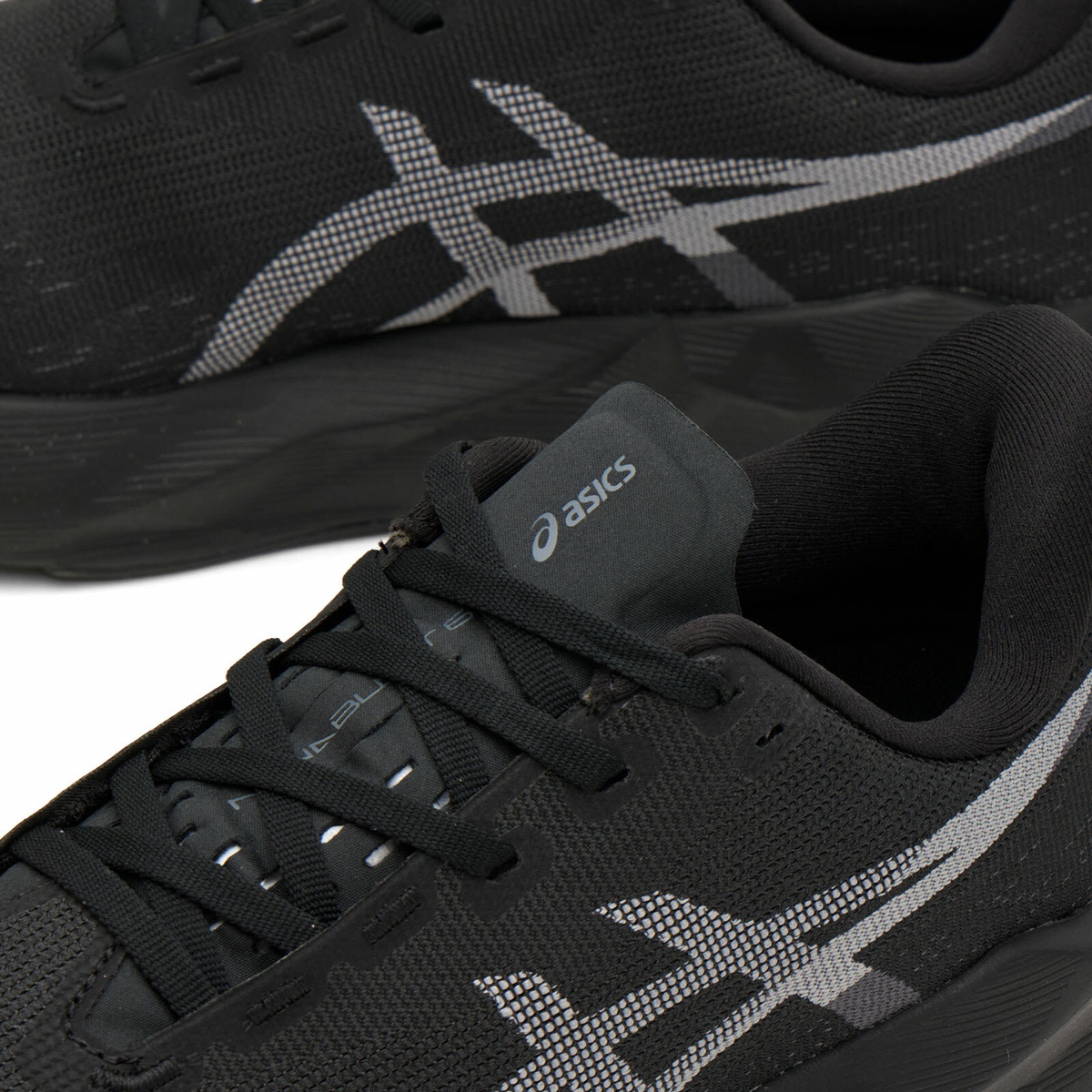 Asics Novablast 6 Sneaker in Black/Black