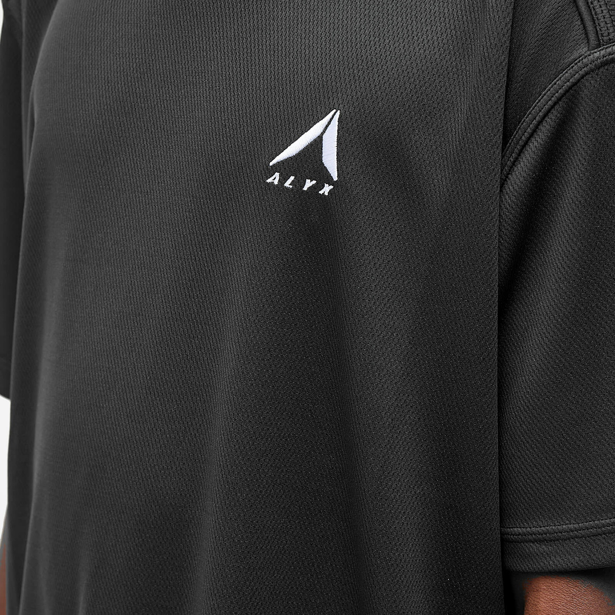 1017 ALYX 9SM ロゴ刺繍 メッシュTシャツ 1017 ALYX 9SM Men's Logo Mesh T-Shirt in Black 1017 ALYX 9SM