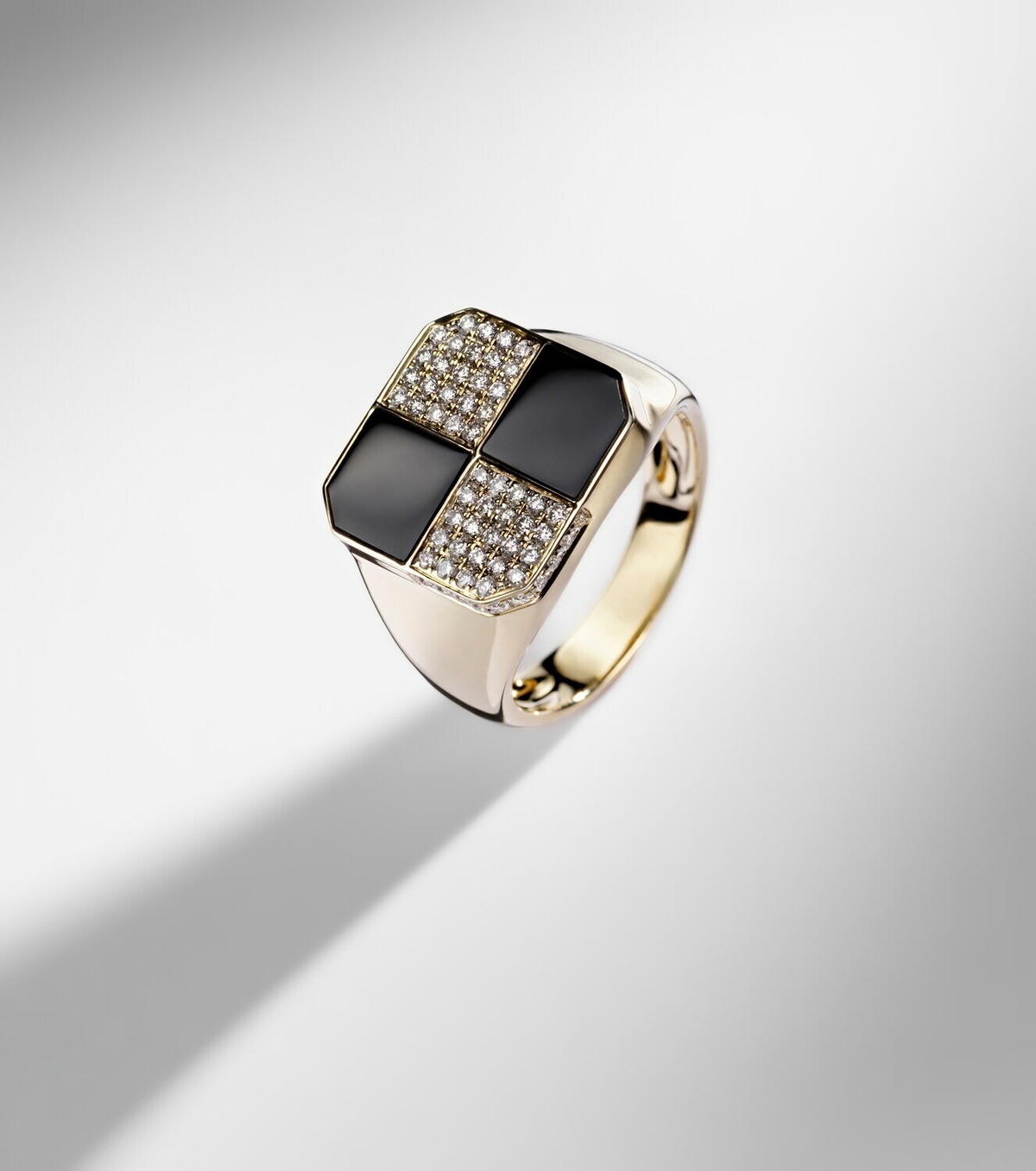 Yvonne Léon Damier 9kt gold ring with diamonds and onyx