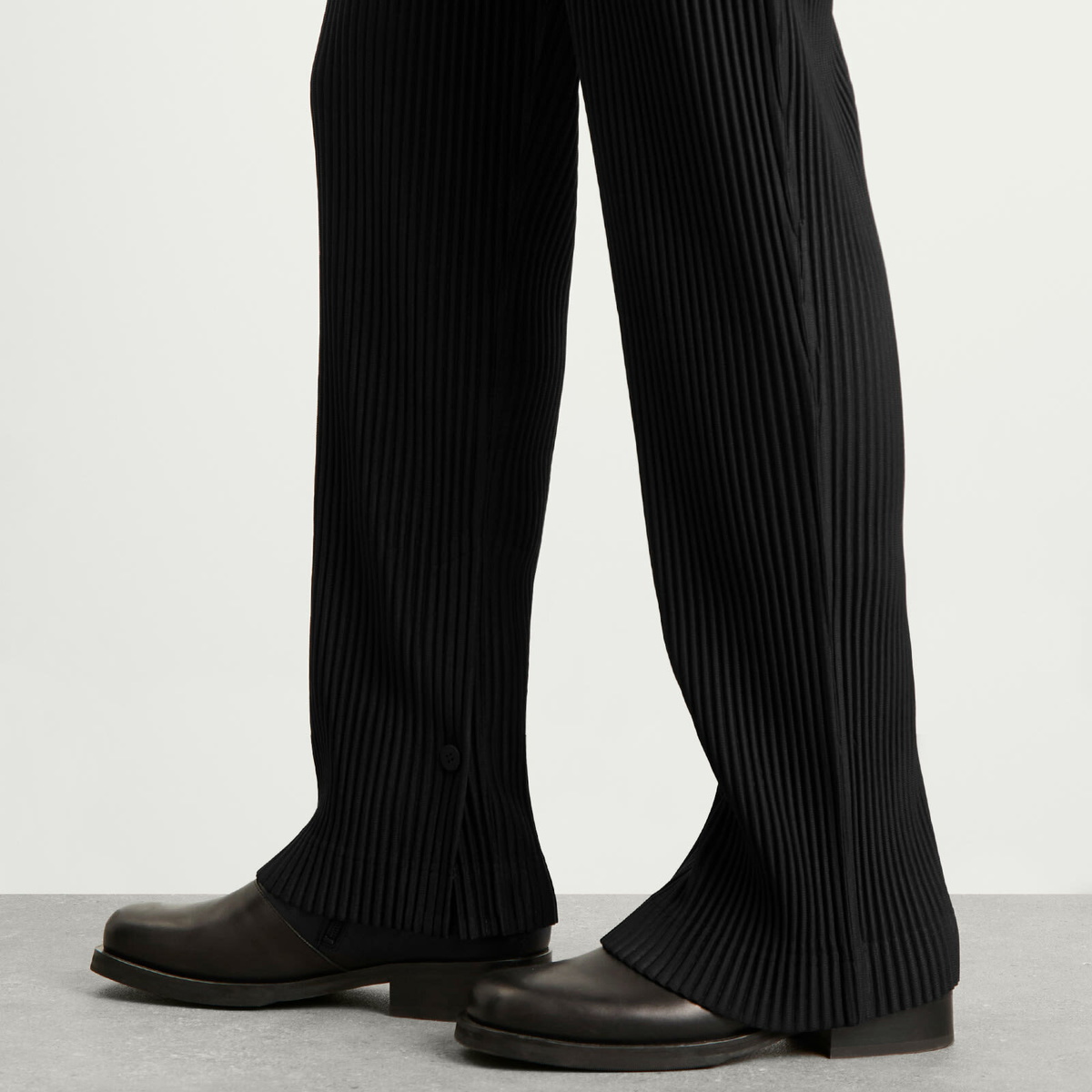 Homme Plissé Issey Miyake Men's Pleated Snap Trousers in