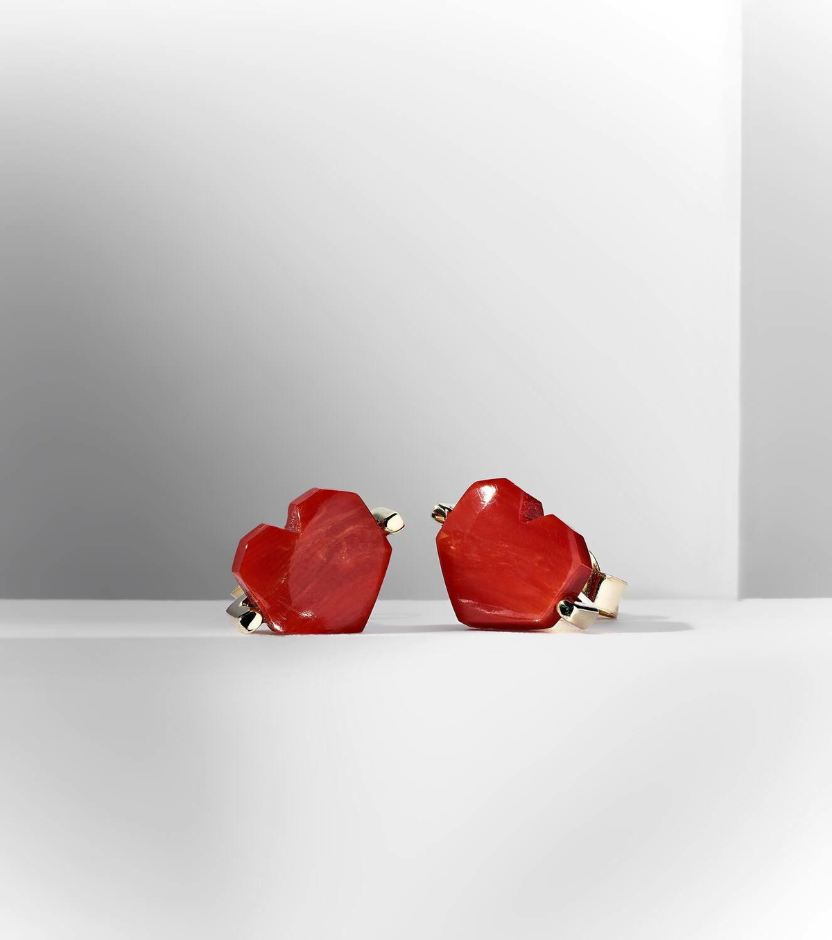 Aliita Corazón Mini 9kt and 18kt gold earrings with coral