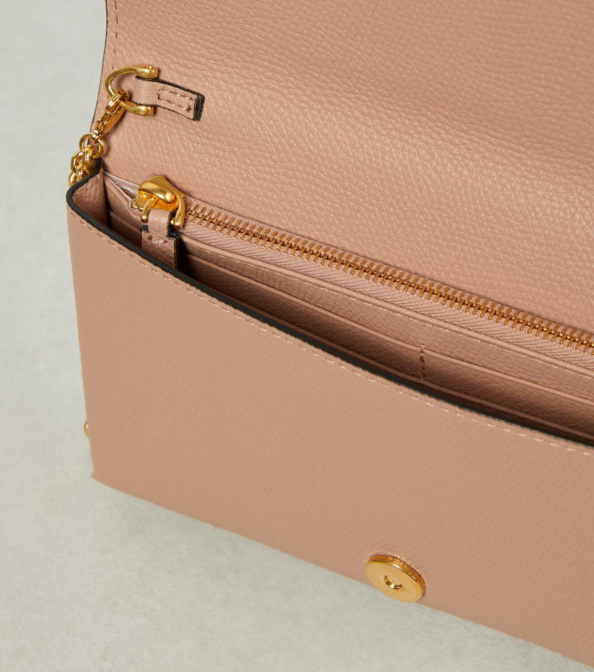 【VALENTINO】ショルダーウォレット VLogo イタリア製 Valentino Garavani VLogo leather wallet on chain Valentino