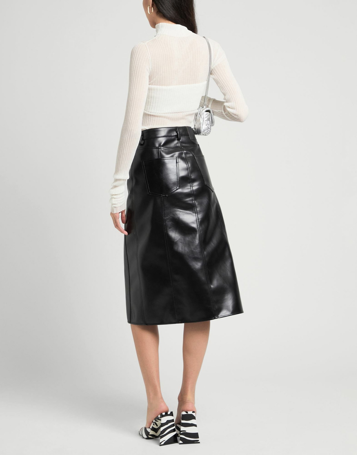 Quira Womens Turtleneck in Off white
