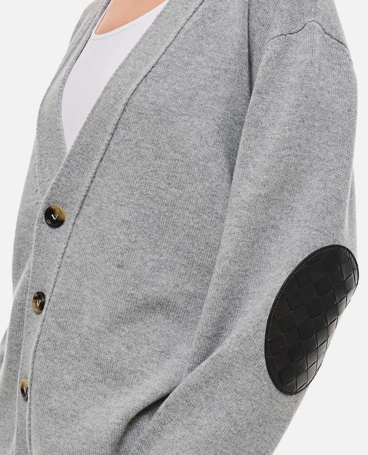 BOTTEGA VENETA エルバーパッチ カシミヤ カーディガン グレー Bottega Veneta Cashmere Cardigan With Woven Leather Elbow Patch