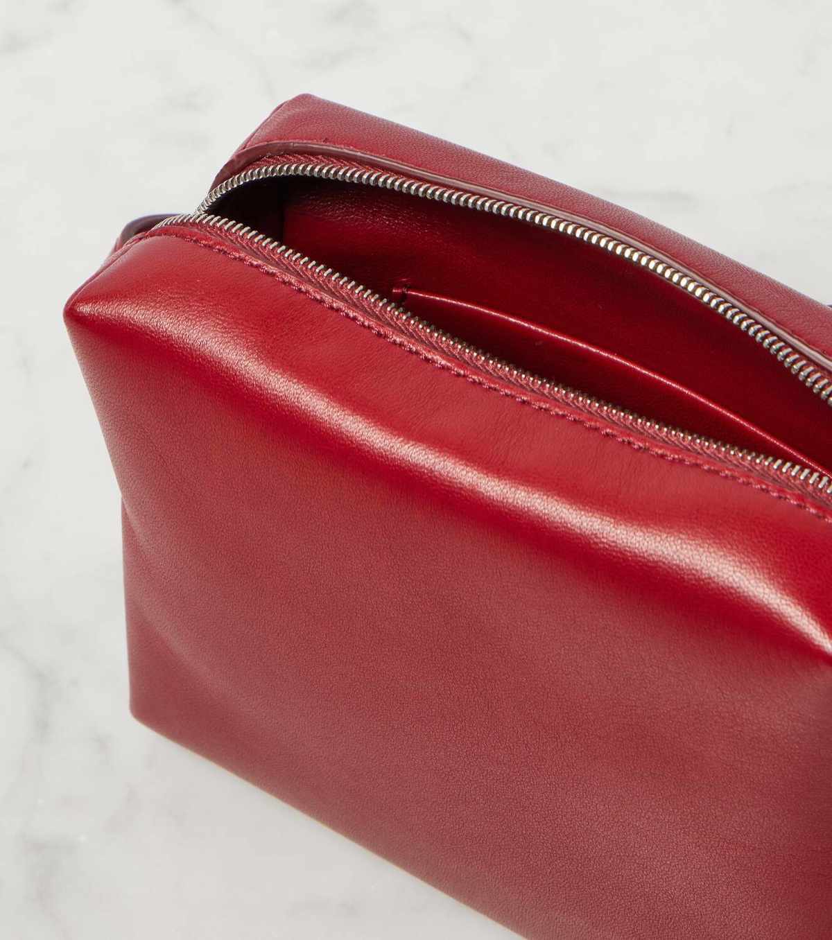 ◆THE ROW 最新作◆Regent レザー・クロスボディバッグ/Red◆ Regent leather crossbody bag in red - The Row | Mytheresa