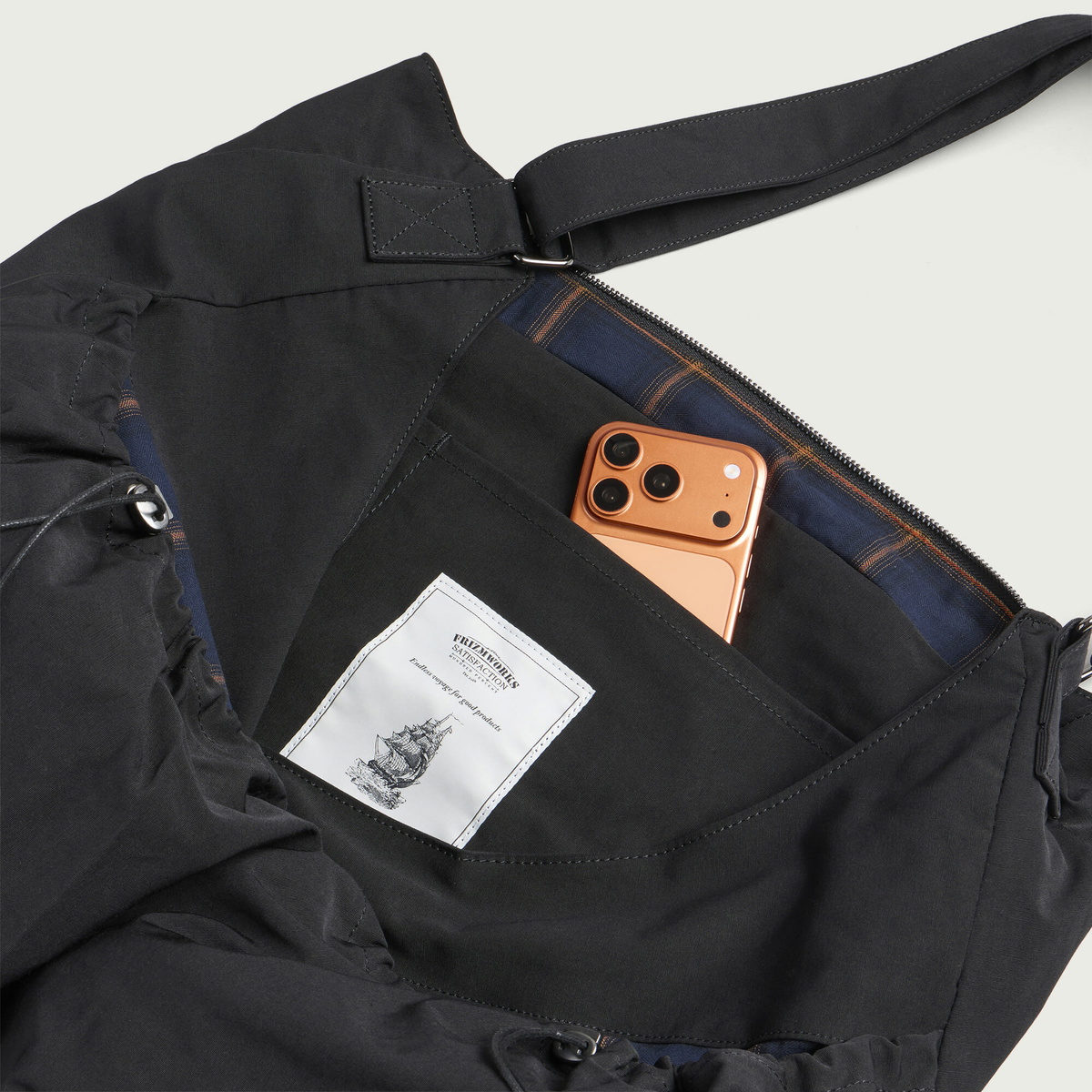 FrizmWORKS Men's Heritage Hunting Cross Bag in Black