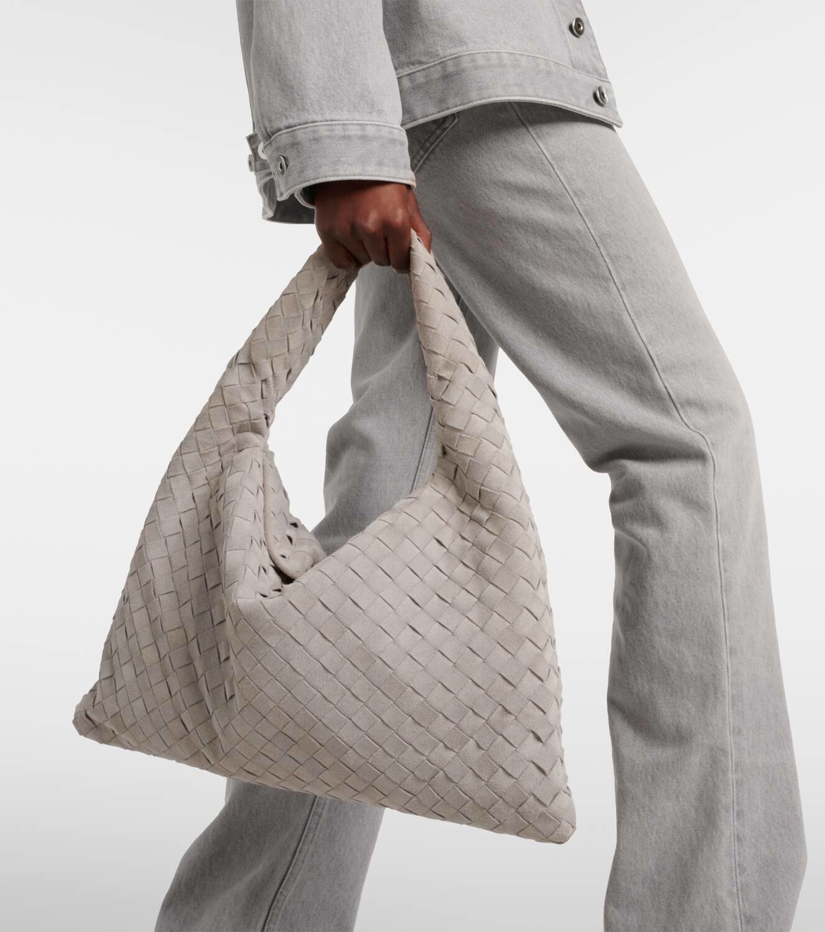 トートバッグ Bottega Veneta Sand Suede Hop Shoulder Bag BOTTEGA VENETA Large Hop intrecciato suede shoulder bag