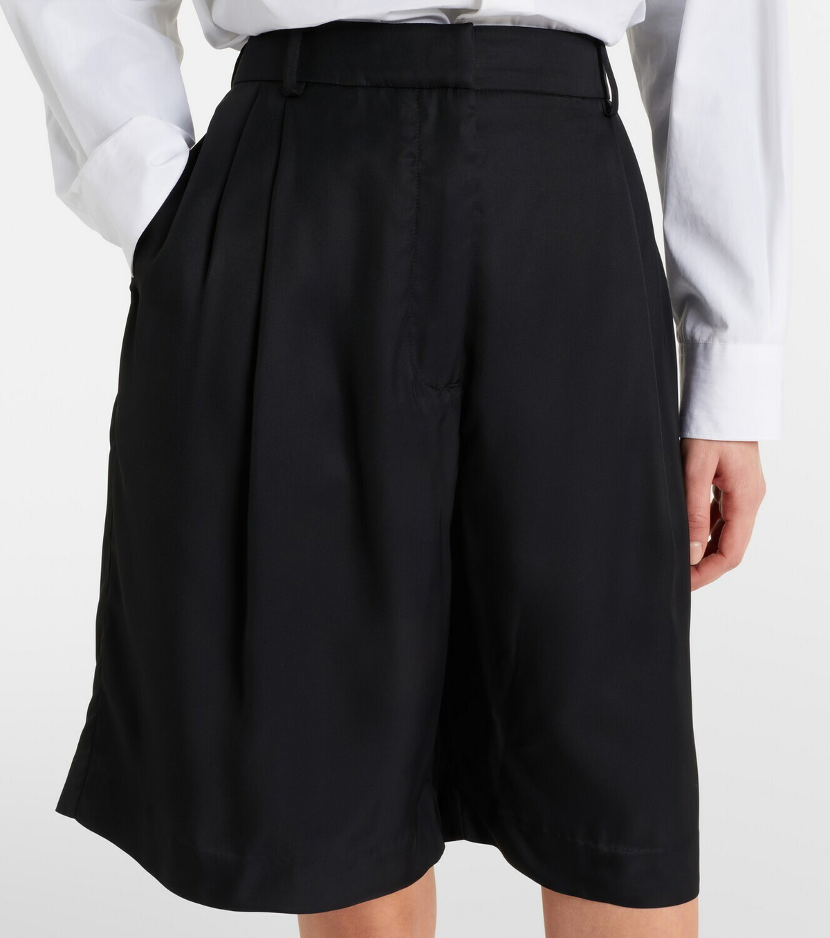 The Frankie Shop Marfa pleated twill Bermuda shorts
