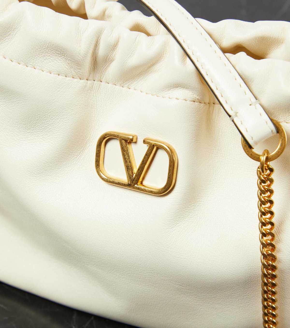 ショルダーバッグ・ポシェット VALENTINO IVORY LEATHER VLOGO SIGNATURE BUCKET BAG Mini Bucket Bag In Nappa With Vlogo Signature Chain for